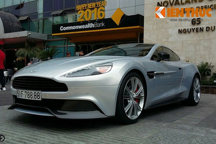 Đây là chiếc siêu xe  Aston Martin Vanquish của hãng xe Anh quốc thứ 2 có mặt tại Việt Nam, đồng thời là chiếc duy nhất thuộc phiên bản 2015 tính đến thời điểm này. Chiếc siêu xe nhà Aston Martin được nhập về Việt Nam khoảng cuối năm 2015.